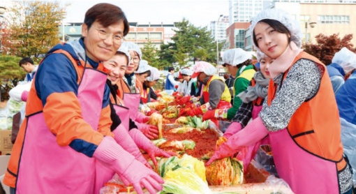 ▲ 문다소 ‘oh해피봉사단’팀원이 7일 진행된 ‘2017 겨울愛 아삭아삭 사랑나눔 김장축제’ 봉사활동에 참여하고 있다.